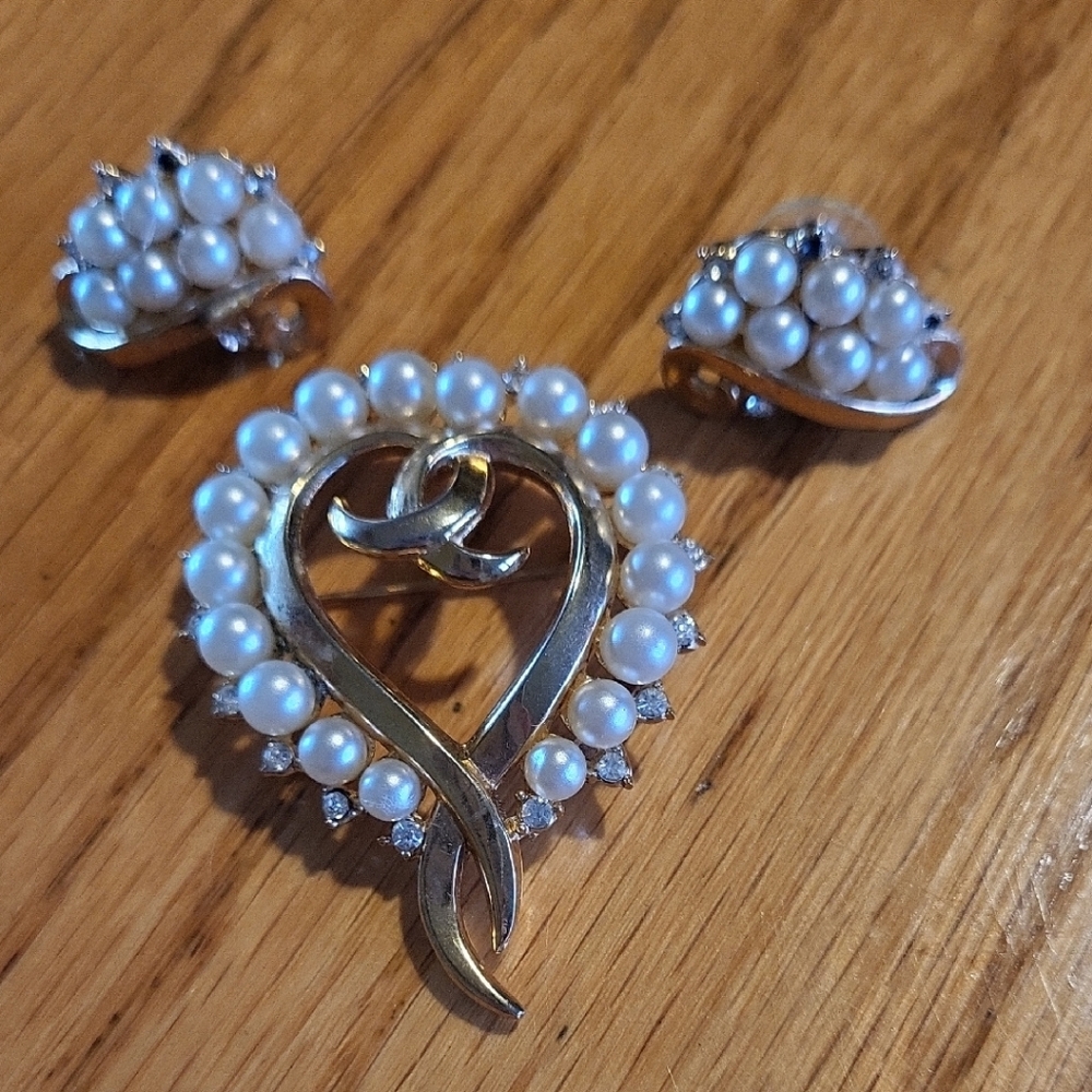 Trifari Signed Elegant Gold and Pearl Brooch
